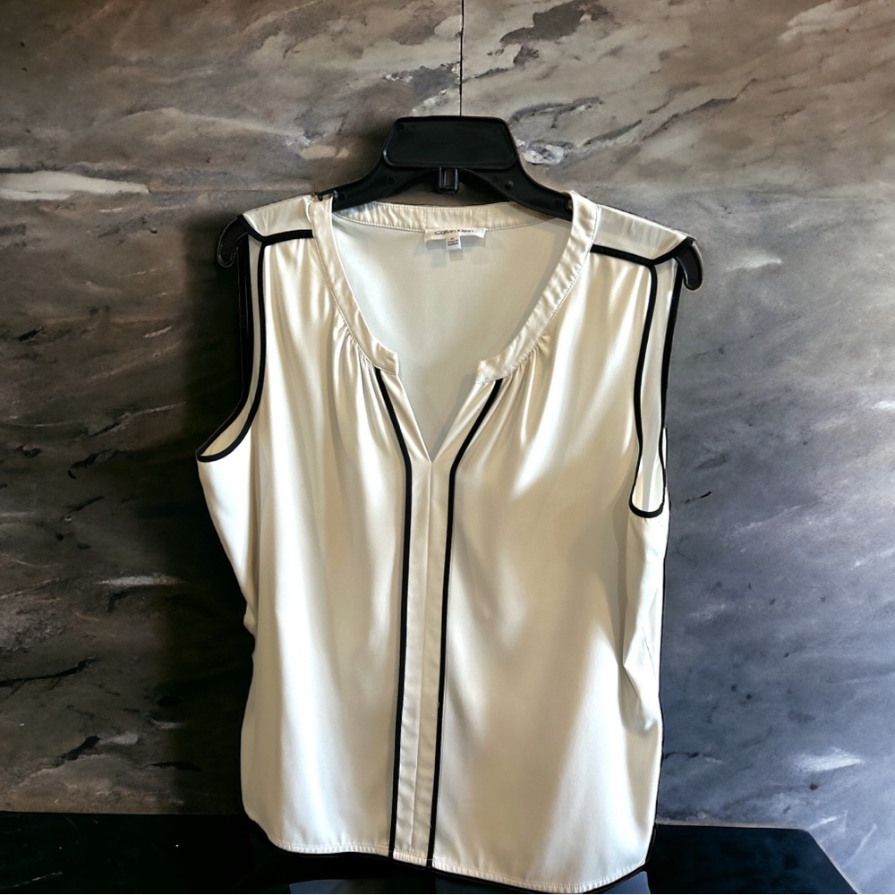💕✨🤍Calvin Klein sleeveless blouse, size XL
